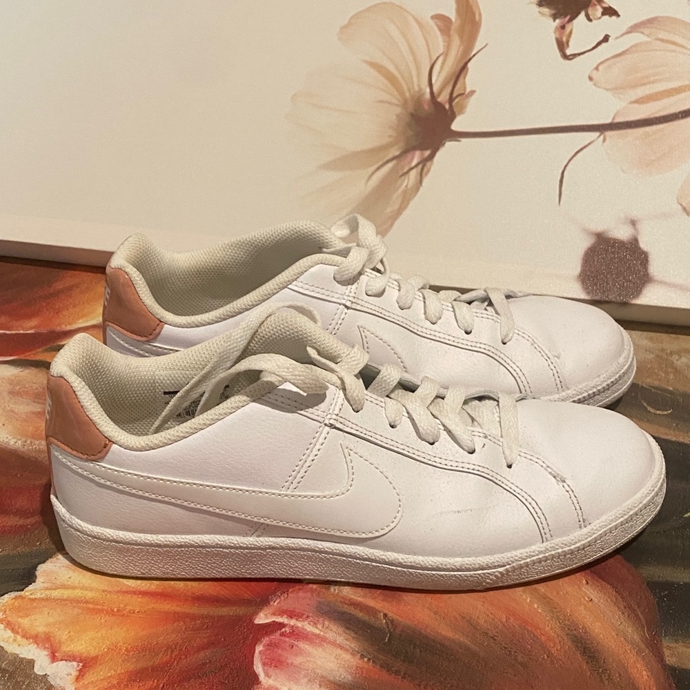 Nike Women's White and Light Brown Sneakers